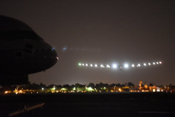 Solar Impulse 2 пролетел 16 часов и сел в Финиксе