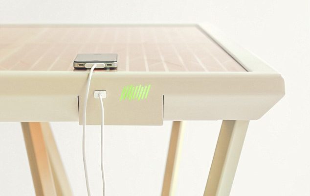 Создан стол, который может заряжать гаджеты от солнечных лучей
