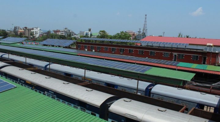 В Индии появился вокзал, который полностью работает на солнечной энергии
