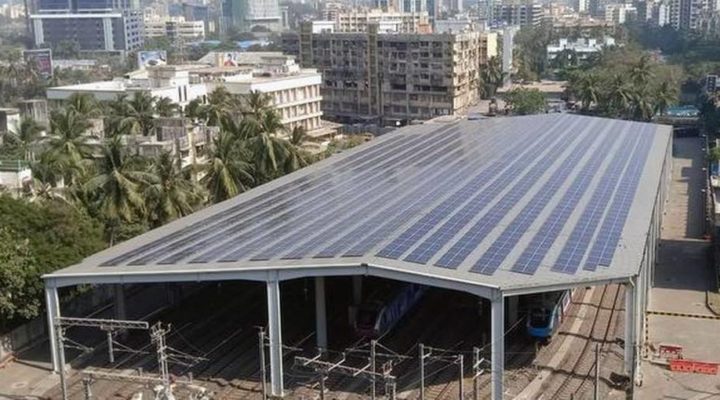 В Мумбае на крышах 12 станций метро установили солнечные панели