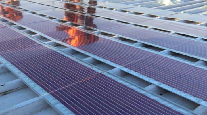 В Австралии установили на здании первые печатные солнечные панели, которые можно клеить