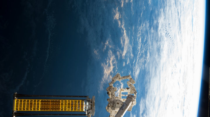 NASA проводит испытания гибких солнечных панелей на Международной космической станции