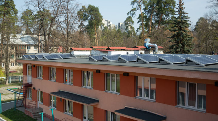 В Киеве на крыше детсада установили солнечную электростанцию
