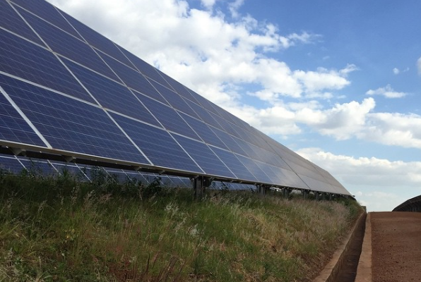 Солист U2 Боно помог запустить солнечный завод в Руанде