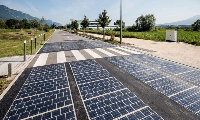 Во Франции создали дорогу из солнечных панелей