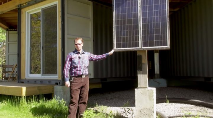 Изобретатель построил из грузовых контейнеров и солнечных панелей хай-тек дом