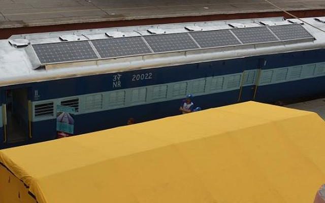 В Индии на колею вышел первый в мире поезд на солнечной энергии