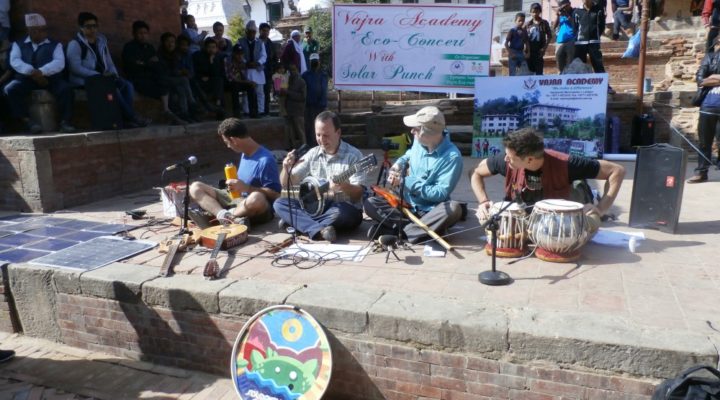 Американские музыканты устроили в Непале солнечный эко-концерт
