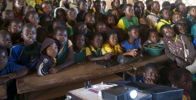 В Африканских школах детей обучают при помощи солнечных проектов