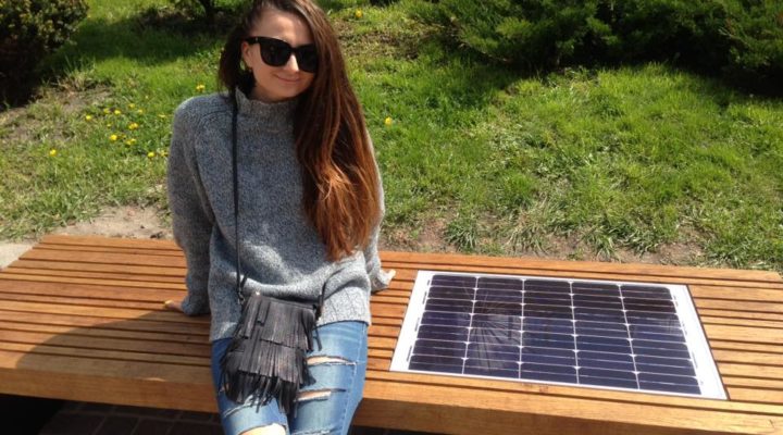 В Киеве установили первую лавочку с солнечными панелями